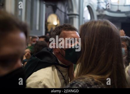 Malaga, Espagne. 10th avril 2022. L'acteur espagnol Antonio Banderas est vu embrasser son partenaire Nicole Kimpel avant de prendre part à une procession de la fraternité 'Lagrimas y Favores' pendant le dimanche des palmiers, pour marquer les célébrations de la semaine sainte. Après deux ans sans semaine Sainte en raison de la pandémie du coronavirus, des milliers de fidèles attendent de voir les processions portant les statues du Christ et de la Vierge Marie dans les rues dans le cadre de la semaine Sainte traditionnelle. Crédit : SOPA Images Limited/Alamy Live News Banque D'Images