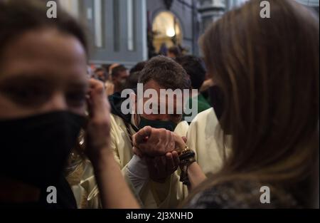 Malaga, Espagne. 10th avril 2022. L'acteur espagnol Antonio Banderas (C) est vu embrasser la main de son partenaire Nicole Kimpel (R) avant de prendre part à une procession de la fraternité 'Lagrimas y Favores' pendant le dimanche des palmiers, pour marquer les célébrations de la semaine Sainte. Après deux ans sans semaine Sainte en raison de la pandémie du coronavirus, des milliers de fidèles attendent de voir les processions portant les statues du Christ et de la Vierge Marie dans les rues dans le cadre de la semaine Sainte traditionnelle. Crédit : SOPA Images Limited/Alamy Live News Banque D'Images