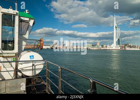 Spinnaker Tower à Portsmouth vu de Gosport Ferry, Hampshire, Angleterre. Banque D'Images