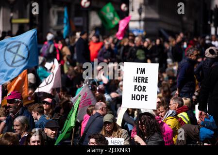 Les manifestants sont vus en possession de plaques et de drapeaux lors d'un sit-in à Oxford Circus au cours de la manifestation. Le groupe de protestation sur le changement climatique extinction Rebellion a organisé une manifestation dans le centre de Londres demandant à chacun de se réunir pour la dernière pression dans le plan de mettre fin aux combustibles fossiles. Ils croient que la dépendance des gens aux combustibles fossiles finance des guerres, ce qui entraîne le scandale du coût de la vie et conduit à l'effondrement du climat. C’est pourquoi ils exigent la fin immédiate de tous les nouveaux investissements dans les combustibles fossiles. (Photo de Loredana Sangiuliano/SOPA Images/Sipa USA) Banque D'Images