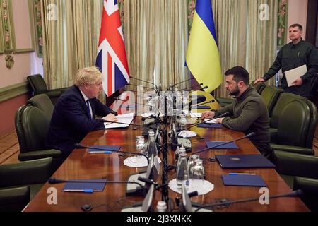 Kiev, Ukraine. 10th avril 2022. Le président ukrainien Volodymyr Zelensky (2R) s’entretient avec le Premier ministre britannique Boris Johnson (L) lors de leur rencontre à Kiev, en Ukraine, le samedi 09 avril 2022. Photo de la Présidence ukrainienne/UPI crédit: UPI/Alay Live News Banque D'Images