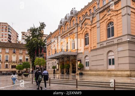 Murcia, Espagne - 30 mars 2022: Scène de rue avec théâtre Teatro de Romea à Murcia en Espagne pendant la soirée le jour des pluies Banque D'Images