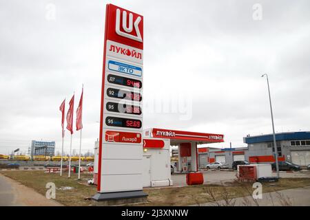 Saint-Pétersbourg, Russie. 10th avril 2022. Logo Lukoil vu à l'extérieur d'une station-service à Saint-Pétersbourg, en Russie. (Photo de Maksim Konstantinov/SOPA Images/Sipa USA) crédit: SIPA USA/Alay Live News Banque D'Images