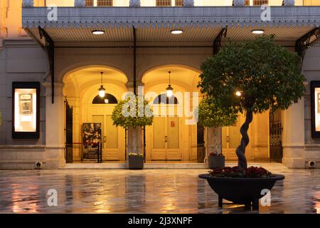 Murcia, Espagne - 30 mars 2022: Scène de rue avec théâtre Teatro de Romea à Murcia en Espagne pendant la soirée le jour des pluies Banque D'Images