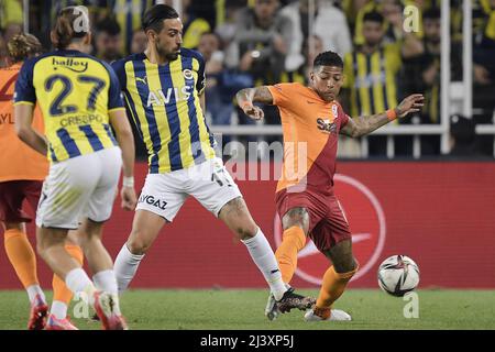 ISTANBUL - (lr) Irfan Kahveci de Fenerbahce, Patrick van Aanholt de Galastaray pendant le match turc Superliga entre Fenerbahce AS et Galatasaray COMME au stade Ulker Fenerbahce Sukru Saracoglu le 10 avril 2022 à Istanbul, Turquie. ANP | hauteur néerlandaise | Gerrit van Keulen Banque D'Images