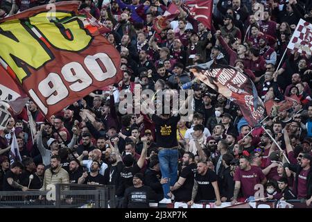 Rome, Italie. 10th avril 2022. Les partisans de Salernitana pendant la série Un match de football entre AS Roma et US Salernitana au stade Olimpico à Rome (Italie), le 10th avril 2022. Photo Antonietta Baldassarre/Insidefoto Credit: Insidefoto srl/Alay Live News Banque D'Images