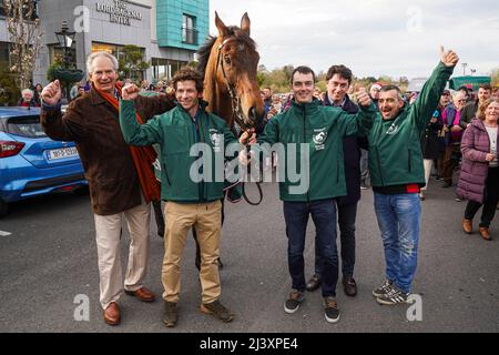 Le propriétaire gagnant Robert Waley-Cohen (à l'extrême gauche), le jockey Sam Waley-Cohen (deuxième à gauche), l'entraîneur Emmet Mullins (deuxième à droite) et le grand cheval gagnant national Noble Yeats posent pour des photos à l'extérieur de l'auberge Lord Bagenal lors de leur défilé de retour dans le comté de Carlow. Banque D'Images