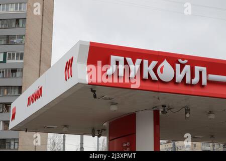 Saint-Pétersbourg, Russie. 10th avril 2022. Logo Lukoil vu à l'extérieur d'une station-service à Saint-Pétersbourg, en Russie. (Credit image: © Maksim Konstantinov/SOPA Images via ZUMA Press Wire) Banque D'Images