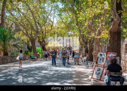 Rhodes, Grèce : l'impressionnante promenade de 200m qui part de la porte d'Amboise et mène à la porte Saint-Antoine, l'entrée la plus à l'intérieur de la ville médiévale. Banque D'Images