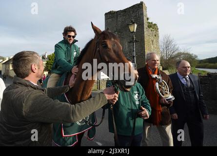 Sam Waley-Cohen à bord de Noble Yeats posent pour des photos à l'extérieur de l'auberge Lord Bagenal pendant leur défilé de retour dans le comté de Carlow. Banque D'Images