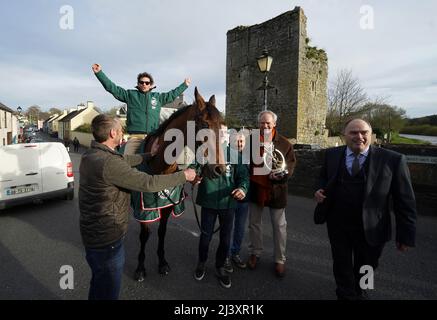 Sam Waley-Cohen à bord de Noble Yeats posent pour des photos à l'extérieur de l'auberge Lord Bagenal pendant leur défilé de retour dans le comté de Carlow. Banque D'Images