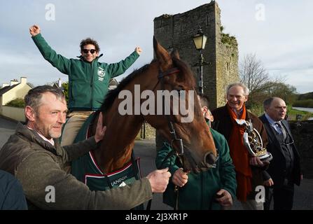 Sam Waley-Cohen à bord de Noble Yeats posent pour des photos à l'extérieur de l'auberge Lord Bagenal pendant leur défilé de retour dans le comté de Carlow. Banque D'Images