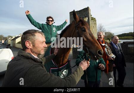 Sam Waley-Cohen à bord de Noble Yeats posent pour des photos à l'extérieur de l'auberge Lord Bagenal pendant leur défilé de retour dans le comté de Carlow. Banque D'Images