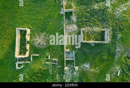 Ruines de bâtiments traditionnels en pierre dans le village abandonné, vue de drone directement au-dessus Banque D'Images