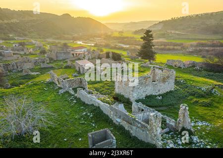 Ruines d'une maison traditionnelle en pierre. Le village de Souskiou a été abandonné à la suite de l'invasion turque de Chypre en 1974 Banque D'Images