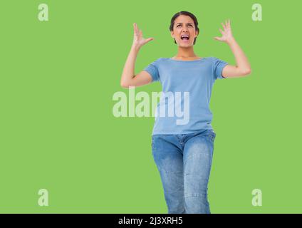 La femme caucasienne a souligné avec les mains dans l'air contre l'espace de copie sur fond vert Banque D'Images