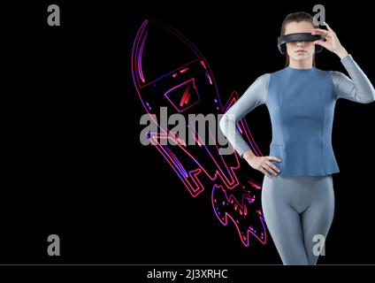 Femme caucasienne portant des lunettes vr contre une icône de fusée avec un espace de copie sur fond noir Banque D'Images