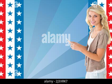 Femme caucasienne utilisant un smartphone contre le motif de drapeau américain avec un espace de copie sur fond bleu Banque D'Images