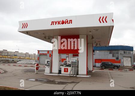 Saint-Pétersbourg, Russie. 10th avril 2022. Logo Lukoil vu à l'extérieur d'une station-service à Saint-Pétersbourg, en Russie. (Credit image: © Maksim Konstantinov/SOPA Images via ZUMA Press Wire) Banque D'Images