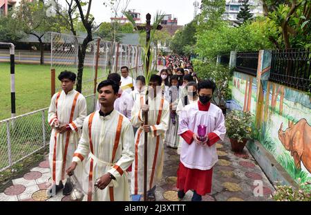 Guwahati, Guwahati, Inde. 10th avril 2022. Les dévotés chrétiens prenant part à la procession à l'occasion du dimanche des palmiers à Don Bosco à Guwahati Assam Inde le dimanche 10th avril 2022 (image de crédit: © Dasarath Deka/ZUMA Press Wire) crédit: ZUMA Press, Inc./Alay Live News Banque D'Images