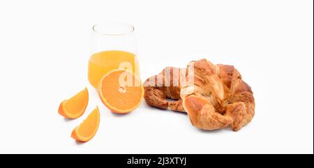 Jus d'orange avec tranches d'orange et croissants Banque D'Images