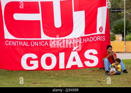 Goias, Brésil – 09 avril 2022 : un homme avec un enfant assis sous un DRAPEAU COUPÉ. Photo prise lors d'une manifestation, dans la ville de Goiânia. Banque D'Images