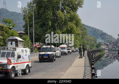 10 avril 2022 : les troopeurs paramilitaires indiens arrivent sur un site de rencontre à Srinagar, au Cachemire administré par l'Inde, le 10 avril 2022. Deux militants étrangers ont été tués lors d'une rencontre avec les forces indiennes. (Image de crédit : © Muzamil Mattoo/IMAGESLIVE via ZUMA Press Wire) Banque D'Images