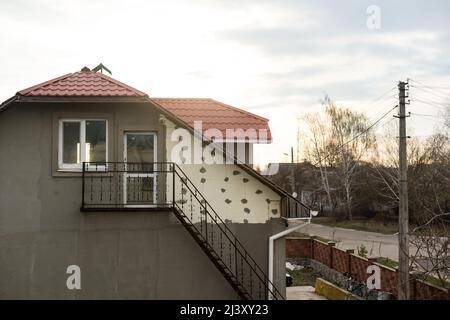 Maison étant isolée par injection de perles de microbilles. Banque D'Images