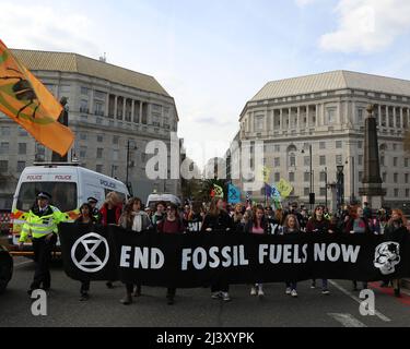 Londres, Royaume-Uni. 09th avril 2022. Extinction les manifestants de la rébellion prennent le pont Lambeth, à Londres, pour protester contre le changement climatique et l'utilisation des combustibles fossiles. 10th avril 2022. Anna Hatfield/ Pathos Credit: Pathos Images/Alay Live News Banque D'Images