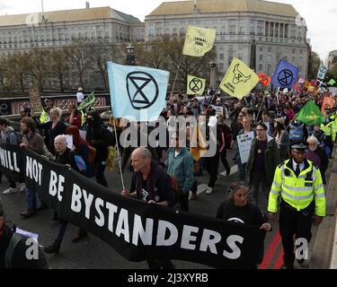 Londres, Royaume-Uni. 09th avril 2022. Extinction les manifestants de la rébellion prennent le pont Lambeth, à Londres, pour protester contre le changement climatique et l'utilisation des combustibles fossiles. 10th avril 2022. Anna Hatfield/ Pathos Credit: Pathos Images/Alay Live News Banque D'Images