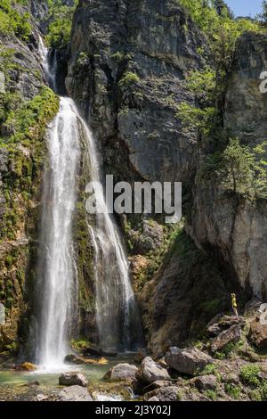 Belle cascade de Theth près du village de Theth dans les montagnes des alpes albanaises Banque D'Images