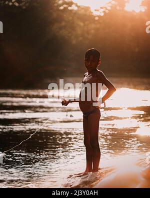 Enfants autochtones Amazon Jungle, Équateur Banque D'Images