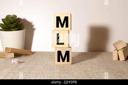 MLM Multi-Level Marketing, écrit sur des cubes en bois Banque D'Images