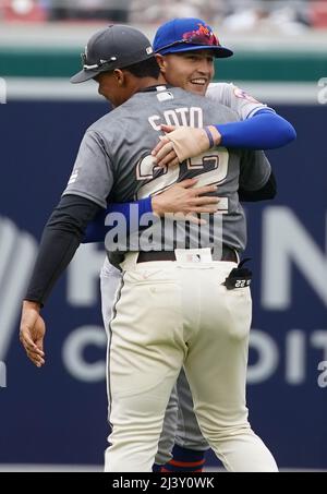 Washington, États-Unis. 10th avril 2022. WASHINGTON, DC - AVRIL 10 : le fiantre du centre des mets de New York Brandon Nimmo (9) et les nationaux de Washington quittent le fiantre Juan Soto (22) pour se rencontrer avant un match de MLB entre les nationaux de Washington et les mets de New York, le 10 avril 2022, à Nationals Park, à Washington, CC. (Photo de Tony Quinn/SipaUSA) crédit: SIPA USA/Alay Live News Banque D'Images