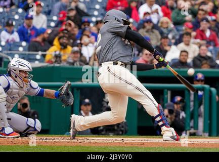 Washington, États-Unis. 10th avril 2022. WASHINGTON, DC - 10 AVRIL : les ressortissants de Washington ont laissé Juan Soto (22) à la chauve-souris lors d'un match de MLB entre les ressortissants de Washington et les mets de New York, le 10 avril 2022, à Nationals Park, à Washington, CC. (Photo de Tony Quinn/SipaUSA) crédit: SIPA USA/Alay Live News Banque D'Images