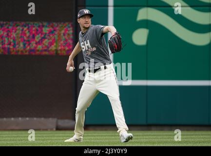 Washington, États-Unis. 10th avril 2022. WASHINGTON, DC - AVRIL 10 : les ressortissants de Washington commencent le pichet Erick Fedde (32) se réchauffe avant un match de MLB entre les ressortissants de Washington et les mets de New York, le 10 avril 2022, à Nationals Park, à Washington, CC. (Photo de Tony Quinn/SipaUSA) crédit: SIPA USA/Alay Live News Banque D'Images