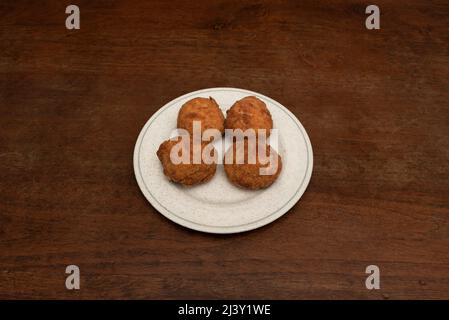 Délicieux croquettes rondes de fromage frais et de tacos au jambon sur une assiette circulaire servie dans un restaurant de tapas espagnol Banque D'Images