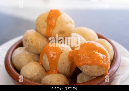 Papas arrugadas en plaque d'argile et sauce piquante au mojo sur le dessus. En-cas de pommes de terre ridées traditionnelles de l'île de Gran Canaria, Espagne Banque D'Images