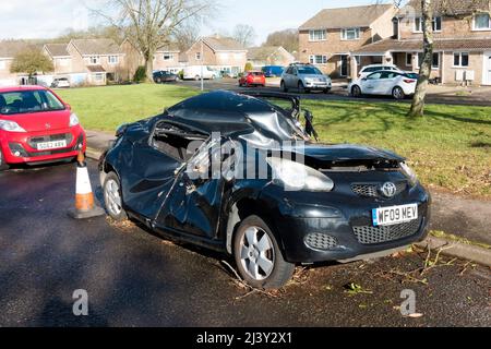 Warminster,Wiltshire,UK - février 22 2022: Une voiture Toyota Aygo qui a été écrasée par un arbre tombé, qui a été enlevé depuis, pendant Storm Eunice Banque D'Images