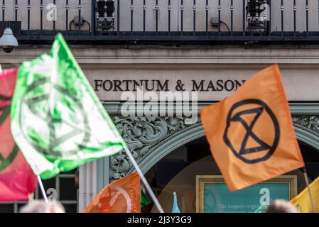 Extinction les manifestants de la rébellion ont lancé une période de troubles civils à Londres à partir du 9 avril 2022. Passez Fortnum & Mason à Piccadilly Banque D'Images