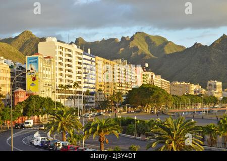 Avenida Marítima Street avec des propriétés modernes et des montagnes Anaga en arrière-plan, Santa Cruz de Tenerife Iles Canaries Espagne. Banque D'Images