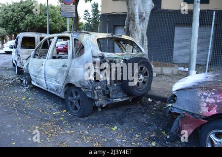 Voitures brûlées dans la rue de Santa Cruz de Tenerife îles Canaries Espagne. Après un incendie d'incendie criminel le matin. Banque D'Images