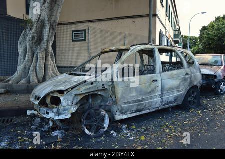 Voitures brûlées dans la rue de Santa Cruz de Tenerife îles Canaries Espagne. Après un incendie d'incendie criminel le matin. Banque D'Images