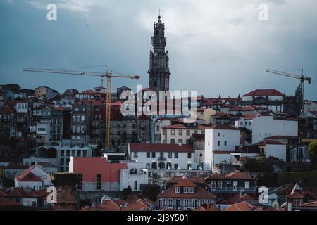 Vue sur l'église de Clerigos ou Torre dos Clerigos dans le centre historique de Porto, Portugal. Banque D'Images