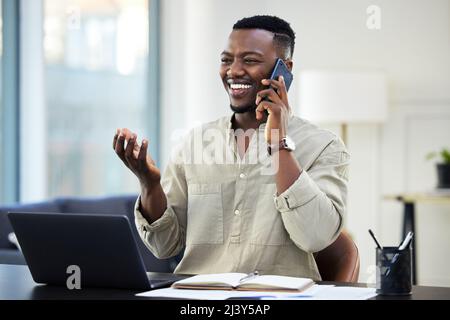 HES a obtenu des connexions. Photo d'un jeune homme d'affaires sur appel au travail. Banque D'Images