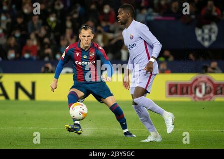 Valence, Espagne, 10 avril 2022. Francisco Javier Hidalgo, fils de Levante UD (L) et Ousmane Dembl du FC Barcelone pendant le match de la Liga entre Levante ud et FC Barcelone. Photo de Jose Miguel Fernandez /Alamy Live News ) Banque D'Images