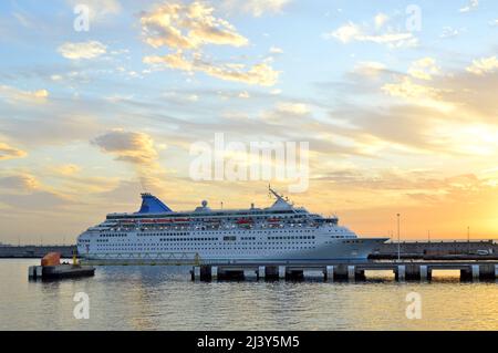 Bateau de croisière dans le port de Santa Cruz de Tenerife à l'aube, îles Canaries Espagne. Banque D'Images