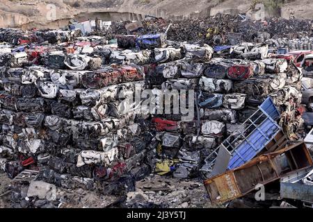 Démoli épaves de voitures entassées dans ferraille avant d'être déchiquetés, Tenerife Espagne. Banque D'Images