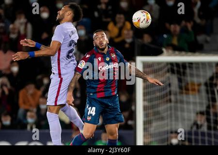 Valence, Espagne, 10 avril 2022. Pierre-Emerick Aubameyang du FC Barcelone (L) et l'avant de Levante Ruben Vezo lors du match de la Liga entre Levante ud et le FC Barcelone. Photo de Jose Miguel Fernandez /Alamy Live News ) Banque D'Images