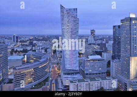 Zlota 44 - gratte-ciel résidentiel moderne conçu par Daniel Libeskind architecte à Varsovie Pologne. Banque D'Images